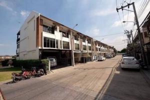 บ้านทาวน์ใหม่ 3 ชั้น3ห้องนอน 4ห้องน้ำ 2 ห้องนั่งเล่น สวนหลังบ้านถนนสุขุมวิท97