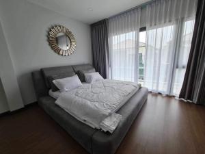 ให้เช่าบ้านเดี่ยวหรู 2ชั้นเนื้อที่ 60 ตร.ว พื้นที่ใช้สอย 235 ตร.ม 4ห้องนอน 4ห้องน้ำ เฟอร์ครบ ถนนบางนาหลังห้างเมกา ราคาเช่า 250,000 บ/ด ภาพที่ 2