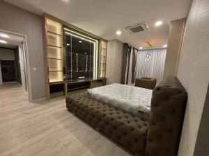 ให้เช่าบ้านเดี่ยวหรู 4ชั้นเนื้อที่ 85ตร.ว พื้นที่ใช้สอย 550ตร.ม มีลิฟท์ 5นอน 6น้ำ เฟอร์ครบ ถนนกรุงเทพกรีฑา ราคาเช่า 450,000 บ/ด  ภาพที่ 3