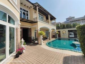 ให้เช่าบ้านคฤหาสน์ 2ชั้น สระว่ายน้ำ เนื้อที่ 200ตร.ว  5ห้องนอน 5ห้องน้ำ เฟอร์นิเจอร์ครบ ถนนเลียบทางด่วน ลาดพร้าว ราคาเช่า 200,000 บ/ด
