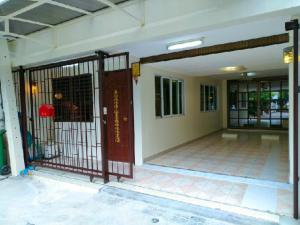 ทาวน์เฮ้าส์ 2 ชั้น ให้เช่า 20 ตร.วา. 160 ตร.ม. 4 นอน MRT คลองเตย 1.2กม.เซนต์แอนดรูว์ส สุขุมวิท 4.7 กม.  อาคารมาลีนนท์ 2.6 กม