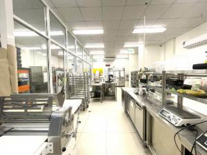 BTS ทองหล่อ 900ม. เซ้ง-เช่า Cloud Kitchen 2 ชั้น 400 ตร.ม. 100 ตร.วา. 5นอน 5น้ำ รร.นานาชาติ บางกอกเพรพ 0.5 กม.ทำเลดี ครัวกลาง โกดัง ภาพที่ 3