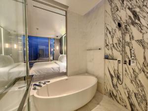 Five-Star Lifestyle by the River - 2BR at Four Seasons near BTS Saphan Taksin ภาพที่ 6