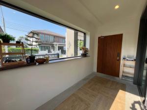 บ้าน สถานที่ท่องเที่ยวใกล้เคียง:** - ซีคอนสแควร์ ศรีนครินทร์ - โรงเรียนนานาชาติชาร์เตอร์ - เมกะบางนา - โรบินสัน ลาดกระบัง - โลตัส อ่อนนุช 80 พท. 80 SQ.WA 0 ngan 0 RAI 4นอน 149000 บ.   ที่สุดของความสบาย กรุงเทพ ภาพที่ 4