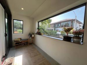 บ้าน สถานที่ท่องเที่ยวใกล้เคียง:** - ซีคอนสแควร์ ศรีนครินทร์ - โรงเรียนนานาชาติชาร์เตอร์ - เมกะบางนา - โรบินสัน ลาดกระบัง - โลตัส อ่อนนุช 80 พท. 80 SQ.WA 0 ngan 0 RAI 4นอน 149000 บ.   ที่สุดของความสบาย กรุงเทพ ภาพที่ 6