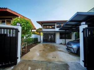 ให้เช่าบ้านเดี่ยว 2 ชั้น ซอยลาดพร้าว 74 รีโนเวทใหม่  ใกล้รถไฟฟ้าสายสีเหลืองลาดพร้าว 71