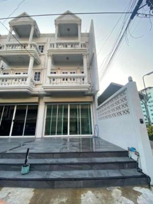 ให้เช่าทาวน์โฮม3ชั้น ถนน ประชาราษฎร์บำเพ็ญ ซอย 9 แอร์เฟอร์นิเจอร์บางส่วน มี3ห้องนอน3ห้องน้ำ1ห้องอเนกประสงค์ ราคาเช่า40,000บาท