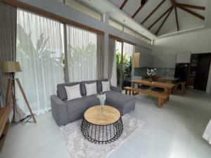 PR053 For Rent : Rawai, Luxury New Pool Villa, 2 Bedrooms 2 Bathrooms, Garden view. ภาพที่ 2