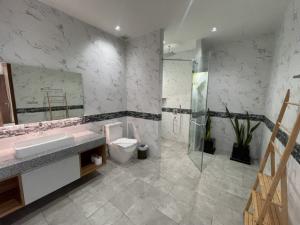PR053 For Rent : Rawai, Luxury New Pool Villa, 2 Bedrooms 2 Bathrooms, Garden view. ภาพที่ 6