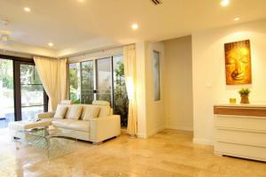 PR048 For Rent : Phuket Town, Luxury Private Pool Villa, 3 bedrooms 2 Bathrooms, Pool view. ภาพที่ 4