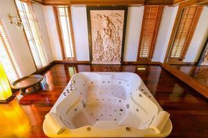 PR038 For Rent : Patong Luxury Private Pool Villa, 4 bedrooms 6 Bathrooms, Forest view.  ภาพที่ 6