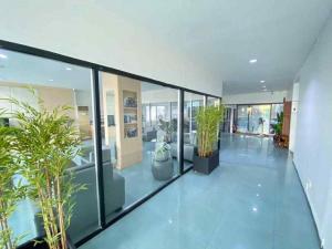 ให้เช่าโชว์รูมพร้อมศูนย์บริการ เนื้อที่ 1 ไร่ครึ่ง 3000 กว่า ตรม ติดถนนเหม่งจ๋าย เลียบทาง ด่วนรามอินทรา **มีค่าเซ้ง ภาพที่ 3