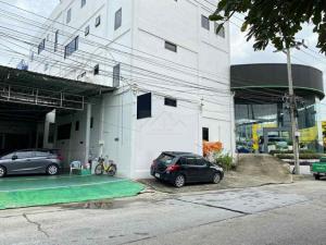 ให้เช่าโชว์รูมพร้อมศูนย์บริการ เนื้อที่ 1 ไร่ครึ่ง 3000 กว่า ตรม ติดถนนเหม่งจ๋าย เลียบทาง ด่วนรามอินทรา **มีค่าเซ้ง ภาพที่ 5