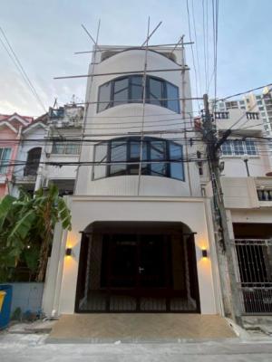 ให้เช่าทาวน์โฮมออฟฟิศ3ชั้นบ้านมณียาวิลย์ถนนสุขุมวิม101/1ตกแต่งใหม่ทั้งหลังมี4นอน3น้ำแอร์ครบทุกห้องเฟอร์ครบเช่า42000บาท/เดือนใกล้BTSปุณณวิถี