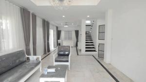 บ้านเดี่ยวให้เช่า มีนบุรี รามคำแหง 190/1 ใกล้รถไฟฟ้าสายสีส้ม 60 ตร.ว เฟอร์ครบ 3นอน 3น้ำ พร้อมอยู่ ภาพที่ 3