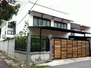  2 ชั้น MRTลาดพร้าว300ม.ให้เช่าโฮมออฟฟิตหลังมุม 3นอน 2น้ำ 6แอร์  3 จอดรถ 