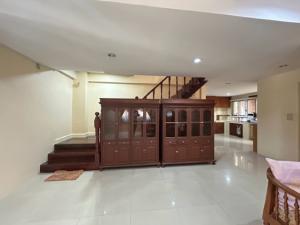 ให้เช่าบ้านเดี่ยว2ชั้นต.รวมโชค2ชั้น70ตรว250ตร.ม5นอน4น้ำ1แม่บ้านฟอร์ฯครบจอดรถในบ้านได้2คันเช่า55000บาท/เดือน ถนนโชคชัยซอย56 ภาพที่ 2
