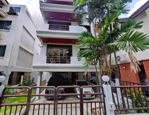 MRTสุขุมวิท 900ม.ใหม่ หรูหรา 5นอน ย่านคนญี่ปุ่น BTSพร้อมพงษ์ 900ม. คฤหาสน์แนวตั้งสุดหรู 4 ชั้น  405ตร.ม. 35ตร.วา.5น้ำ 