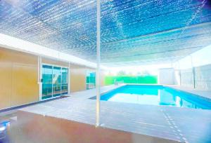 ให้เช่า Pool Villa พระจอมเกล้าลาดกระบัง 4กม. บ้าน 6 แอร์ 4 นอน  ม.APL สุวรรณภูมิ 2.2 กม. หลวงแพ่ง 180 ตร.วา.เฟอร์ เครื่องใช้ไฟฟ้าครบ4 น้ำ