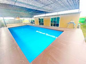 APL สุวรรณภูมิ 2.2 กม ม.พระจอมเกล้าลาดกระบัง 4กม.หลวงแพ่ง 182 ตร.วา. ให้เช่า Pool Villa บ้าน 6 แอร์ 4 นอน  เฟอร์ เครื่องใช้ไฟฟ้าครบ4 น้ำ
