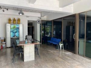 ขายและให้เช่า Home office หมู่บ้าน town in town ซอย 7 หันหน้าทิศตะวันออกเฉียงใต้ ภาพที่ 2