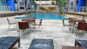 CONDO. อเวนิว 61 Avenue 61 102Square Meter 2 Bedroom ใกล้ BTS เอกมัย ราคาน่าลงทุน เป็นคอนโดพร้อมอยู่ที่มีการตกแต่งภายในเพิ่มเติมได้แบบเรียบหรู และมีทำเลสวยสามารถมองเห็นวิวเมือง พร้อมพื้นที่ส่วนกลาง และสิ่งอำนวยความสะดวกครบครัน ทั้งสระว่ายน้ำ ห้องออกก ภาพที่ 3