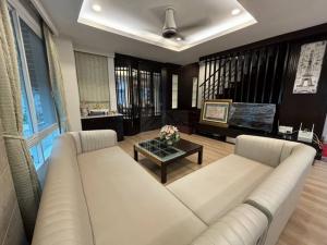 ให้เช่าบ้านเดี่ยว 2 ชั้นสไตล์โมเดิร์น 200 ตรว. ย่านเลียบด่วน บ้านลาดพร้าว Exclusive ตรงข้ามเดอะคริสตัล จอดรถ 7 คัน ภาพที่ 4