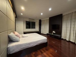 ให้เช่าบ้านเดี่ยว 2 ชั้นสไตล์โมเดิร์น 200 ตรว. ย่านเลียบด่วน บ้านลาดพร้าว Exclusive ตรงข้ามเดอะคริสตัล จอดรถ 7 คัน ภาพที่ 8