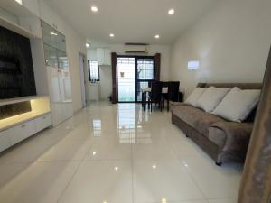 ขายและให้เช่าทฮ. 3 ชั้น ม.บ้านกลางเมือง พระราม 2-พุทธบูชา Built-in พร้อมอยู่ ภาพที่ 2