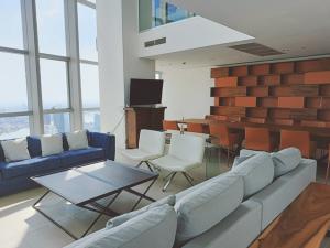 For Rent: Luxurious Duplex Condominium at The River Breathtaking River and City Views ภาพที่ 3