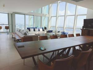 For Rent: Luxurious Duplex Condominium at The River Breathtaking River and City Views ภาพที่ 4