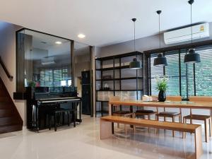 M75ให้เช่าบ้านเดี่ยว 2 ชั้น โครงการมัณฑนา เลค วัชรพล โซนทะเลสาบ ติดถนนสุขาภิบาล5 ใกล้ทางด่วน เข้า-ออกได้หลายทาง ภาพที่ 4