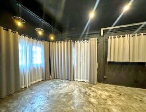 เหม่งจ๋าย ให้เช่า สตูดิโอ พร้อมโชว์รูม 6นอน MRT รามคำแหง 1.7กม. ศรีวรา  ออฟฟิศ 4 ชั้น หลังมุม 36ตร.วา.565 ตร.ม.  4 น้ำ ภาพที่ 7