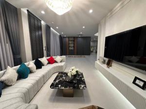 บ้าน Grand Bangkok Boulevard กรุงเทพกรีฑา ราคาไม่แรง บ้านเดี่ยวหรูสไตล์ Modern Classic ฟังก์ชัน Double Master Bedroom ใกล้ ARL ลาดกระบัง และสนามบินสุวรรณภูมิ ภาพที่ 2