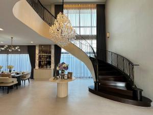 บ้าน Grand Bangkok Boulevard กรุงเทพกรีฑา ราคาไม่แรง บ้านเดี่ยวหรูสไตล์ Modern Classic ฟังก์ชัน Double Master Bedroom ใกล้ ARL ลาดกระบัง และสนามบินสุวรรณภูมิ ภาพที่ 3