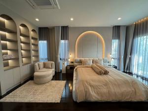 บ้าน Grand Bangkok Boulevard กรุงเทพกรีฑา ราคาไม่แรง บ้านเดี่ยวหรูสไตล์ Modern Classic ฟังก์ชัน Double Master Bedroom ใกล้ ARL ลาดกระบัง และสนามบินสุวรรณภูมิ ภาพที่ 6
