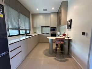บ้าน Grand Bangkok Boulevard กรุงเทพกรีฑา ราคาไม่แรง บ้านเดี่ยวหรูสไตล์ Modern Classic ฟังก์ชัน Double Master Bedroom ใกล้ ARL ลาดกระบัง และสนามบินสุวรรณภูมิ ภาพที่ 8