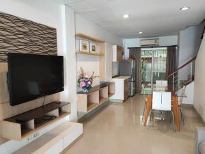 ให้เช่าทาวน์โฮม 3 ชั้น ม.บ้านกลางเมือง เดอะปารีส พระราม 9-รามคำแหง พร้อมเฟอร์นิเจอร์ ภาพที่ 2
