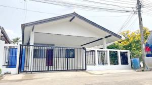 บ้านเดี่ยวให้เช่า 4นอน 62 ตรว. Heathfield Inter Sch. 2.9กม. RAIS 3กม.242 ตรม.  สัมมากรเพลส500ม. ถนนรามคำแหง106-114  2น้ำ 3ที่จอดรถ 